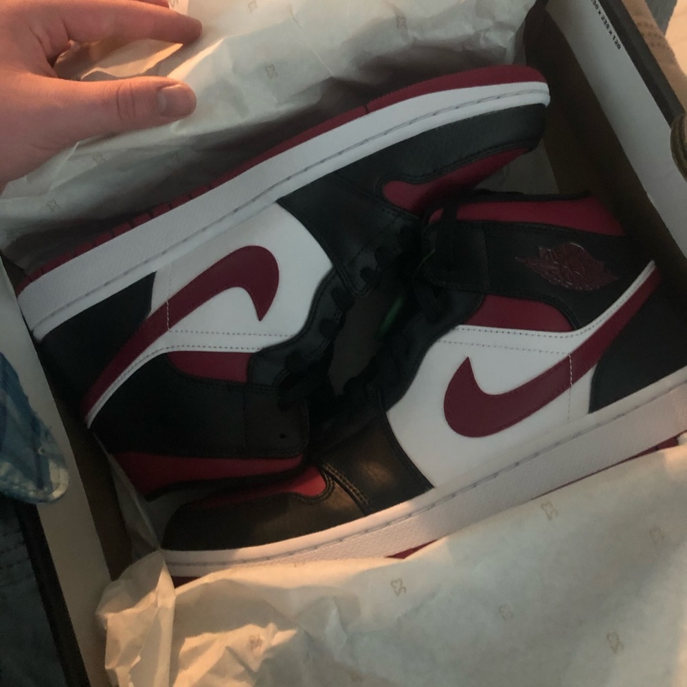 Jordan 1 Mid "Bred Toe"